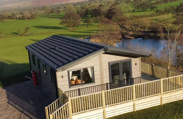 **MAY/JUNE discounts available in Luxury 3 bedroom, pet-friendly lodge.**