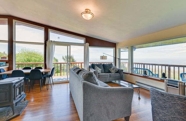 Frente al mar 'Clam Beach House' w / Vistas y jacuzzi!