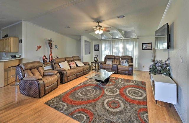 Waterfront Lakehills Home w / Pvt Dock y vistas al lago