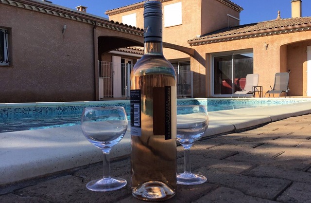 Villa mediterránea con amplia piscina.