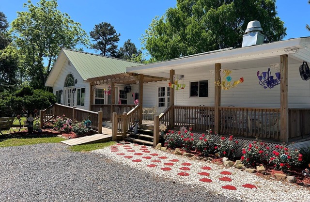 Mentone Dreams Suite at The Hatter Cafe' and Country Inn Breakfast included