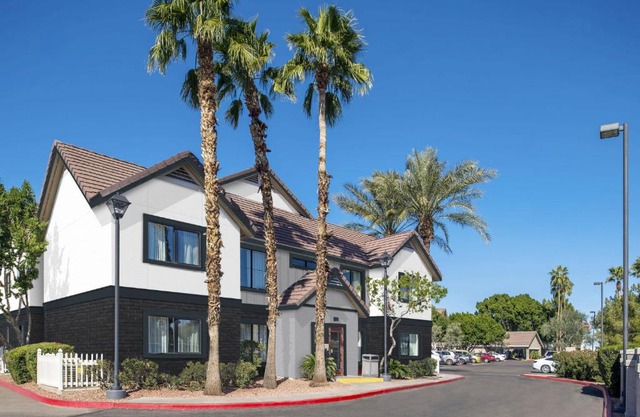 Metro PHX 1bd downstairs sleeps 4 modern design best location and amenities