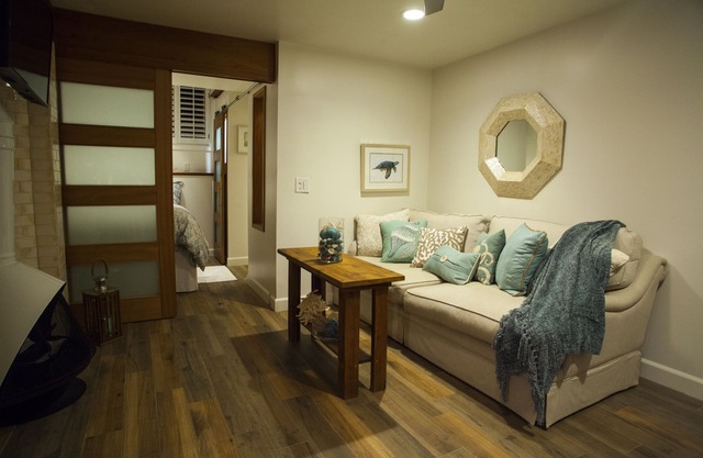 The Microlux - WIFi, Streaming TV, BBQ, A / C, W / D, FP, Parking- Mins to Beach!