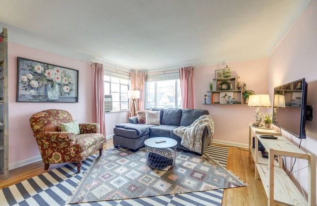 Mid-Century First-Floor Apt 15 Mins to Cincinnati!