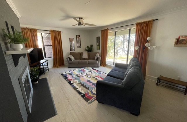 Mid-Century w/ large private fenced backyard! No added cleaning or pet fees!