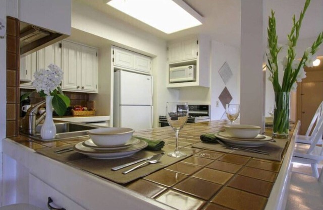 Apartamento de mediados de siglo con jardín moderno