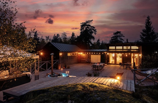 Midsummer design dream in forest! Lake, hot tub, privacy & 15 mins to Stockholm