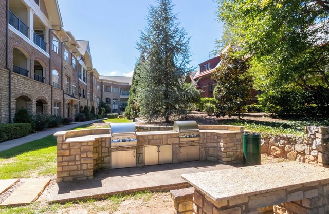 Midtown Condo with High Ceiling!