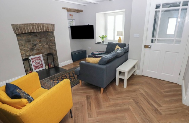 MIN-Y-FFORDD, pet friendly, with a garden in Dinas Cross
