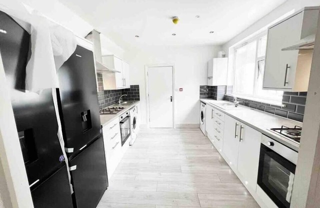 Minet Gardens - Central Property (Suite 01)