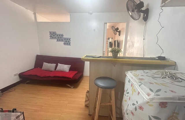 Habitación minimalista en condominio Imus con Netflix y seguridad las 24 horas