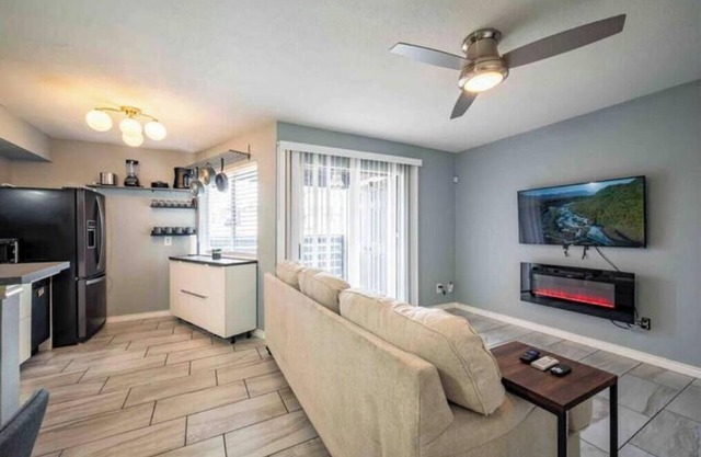 Minutes to downtown Patio Free Parking TV in room