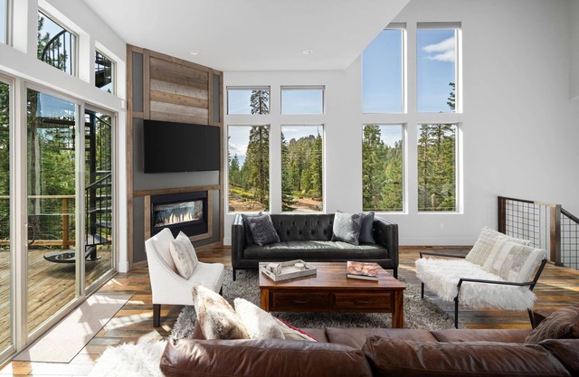 Minutes to Heavenly, Skiing & Downtown w/ Spa