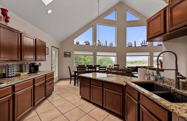 Miramar House Hot tub, pool table, Foosball, fire pit and short walk to the