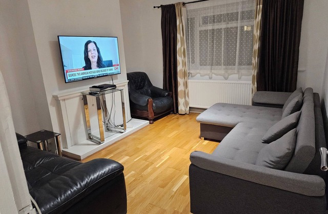 Mitcham Junction - 2 Bed Apartment - Sleeps 6