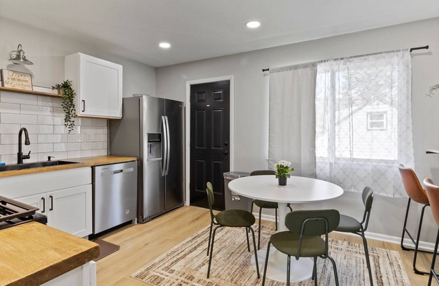 MKE 2 Bed W/ PKNG 15M Downtown