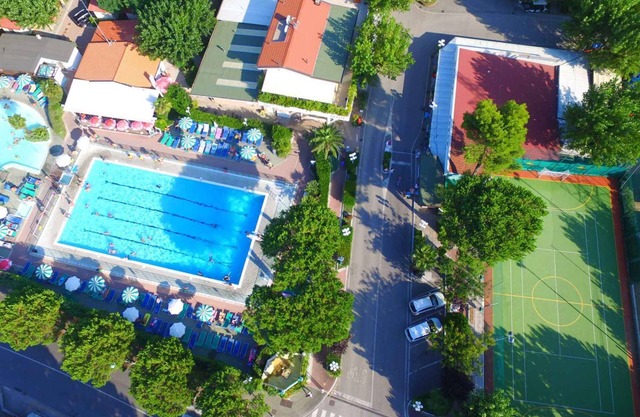 Mobilehome with air conditioning, semi-covered wooden terrace and pool