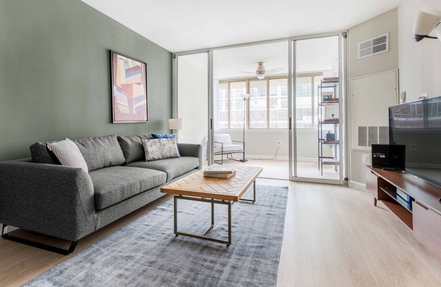 Mod Mount Vernon 1BR w/ Gym, Pool, W/D, nr. Chinatown, by Blueground