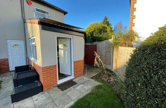 Modern 1 bed Apartment, 10 Mins to Leeds City Cent