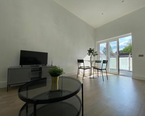 Modern 1-Bed Apartment with Balcony-Tadworth
