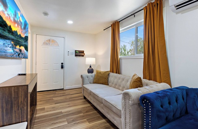 Modern 1-Bed Home in Placentia w/ Smart TV, Wifi, Parking near DIsneyland