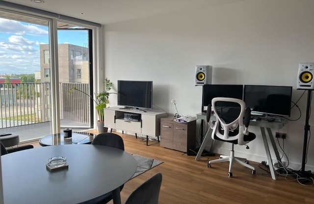 Modern 1-bedroom apartment in Docklands