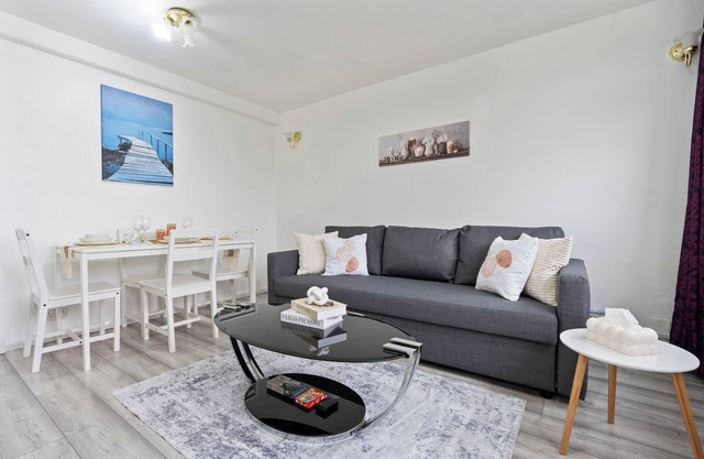 Modern 1-Bedroom Apartment in Vibrant Stockwell, Near Central London