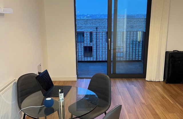 Modern 1 bedroom by Thames w balcony-1 min to DLR, easy access to central London