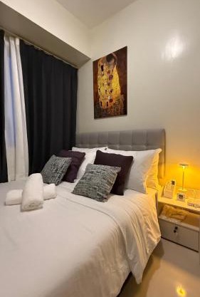 Modern 1-BR Retreat with Pool, High Speed Wifi, Netflix, steps from MOA, Bars, Entertainment, Transport