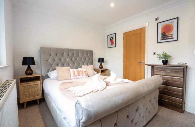 Modern 10BR Retreat w/ Wifi, Washer, Backyard and Sleeps 16+ near HS2, NEC & BHX