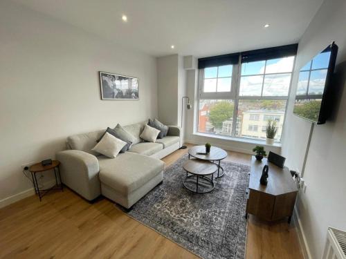 Modern 1BR Above Train to KX