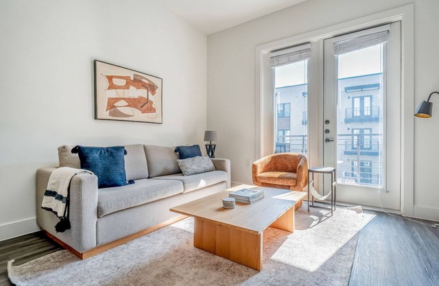 Modern 1BR in the Highlands w/ Pool, W/D & Gym, walkable, by Blueground