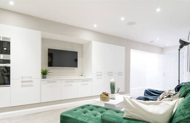 Modern 2 bed 2 bath New Barnet Apt*