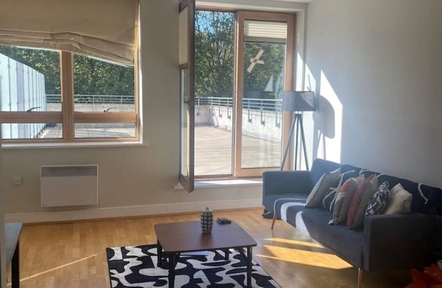 Modern 2 Bed Apartment Next To Station + Parking