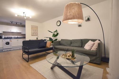 Modern 2 bed Apartment- Town Centre