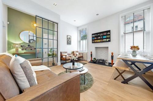 Modern 2 Bed Flat - Sleeps 6 - With Garden - West Hempstead - Near Station