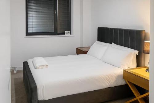 Modern 2 Bed Flat with parking Next to Basildon Station