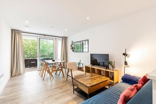 Modern 2-Bed Flat with Terraces in Leyton
