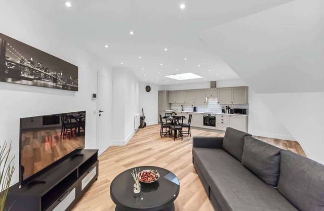 Modern 2 Bedroom Stay, Balcony, East Croydon