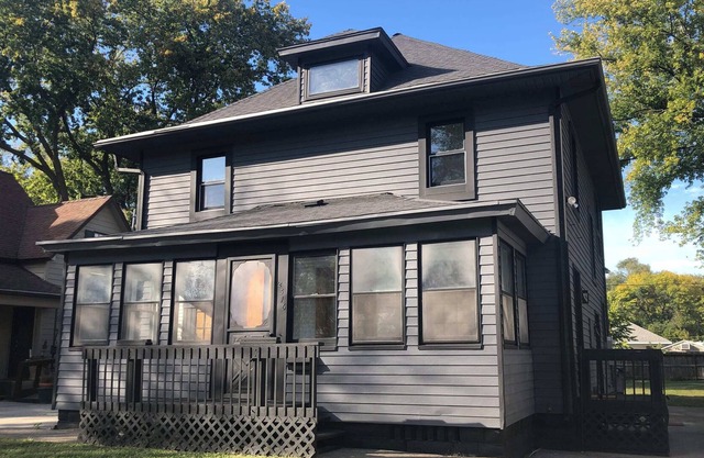 Modern 2 Bedroom with King near downtown w/ yard