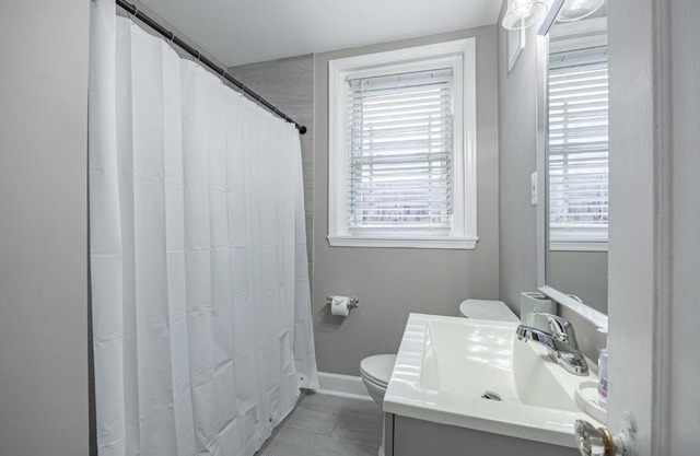 MODERN 2 BR Condo Near Transportation + 10 Min to Downtown