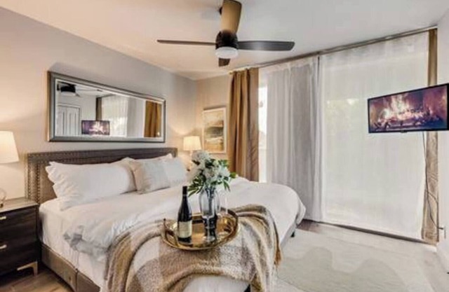 Modern 2-story loft in central Dallas with king beds, luxury linens, and walkable dining & entertainment.