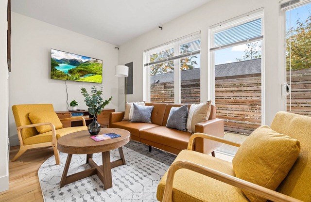 Modern 2B/1.5B Fremont House with Prime Walkability