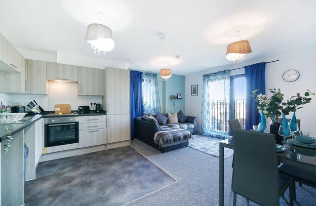 Modern 2BR/ 2BA Heathrow Apartment + Free Parking