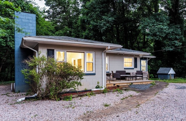 Modern 2BR, Pet Friendly, Huge Yard, Central