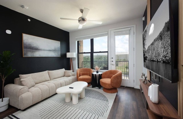 Modern 2BR-w/ Prkng, Near Rvrwalk, Dome & Conv Ctr