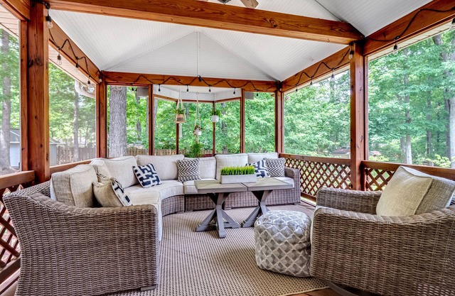 Modern 3 Bedroom Home w/ Gorgeous outside patio!