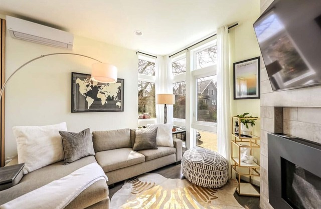 Modern 3 Bedroom in Queen Anne with Rooftop + AC