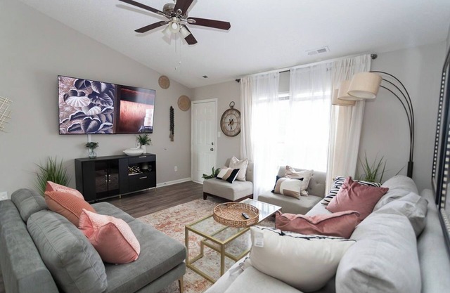 Modern 3 Bedroom with 5 beds, Firepit only 10 minutes from Uptown CLT