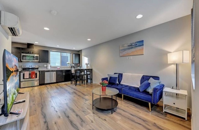 Modern 3 BR Townhouse just steps to Alki Beach
